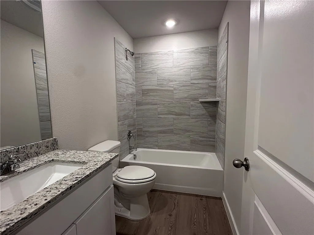 3 bed, 2.0 bath, 1275 sqft, $2,000 — Photo 4