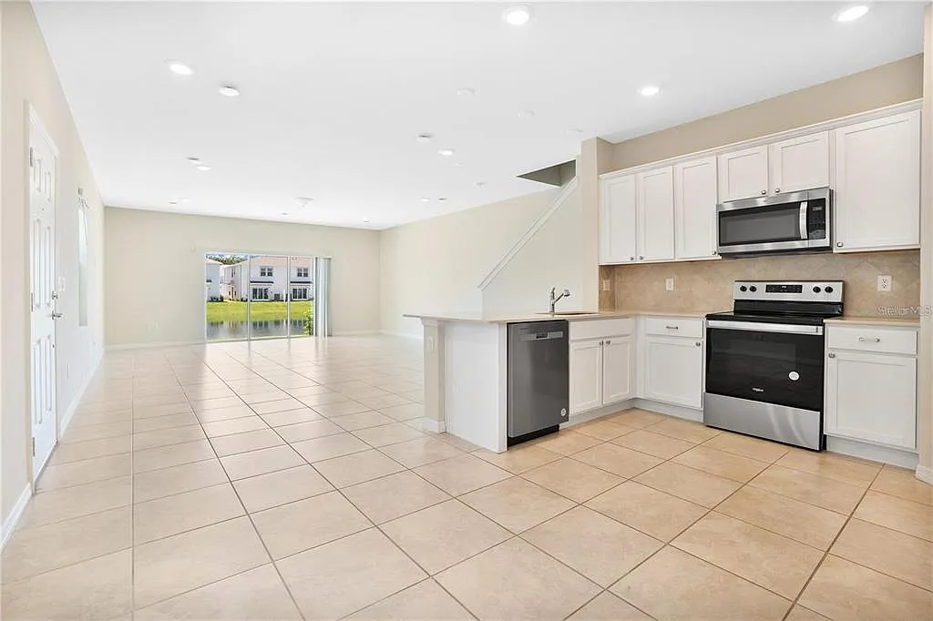 3 bed, 2.5 bath, 1760 sqft, $2,350 — Photo 2