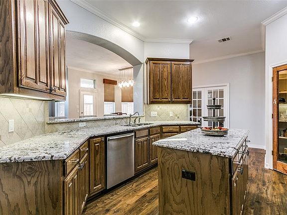 3rd image of 5304 Parkplace Dr