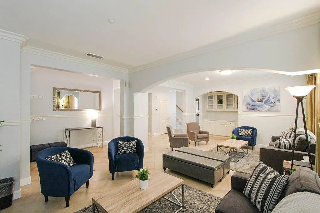 700 W Pepper Tree Ln — Photo 2
