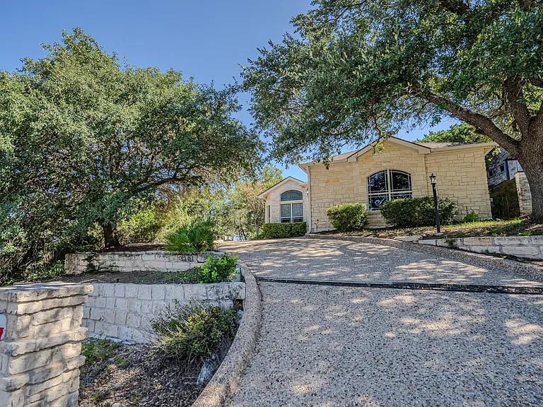 218 Hazeltine Dr — Photo 1