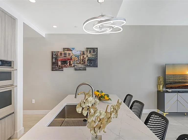 301 Quay Cmn #606 — Photo 4