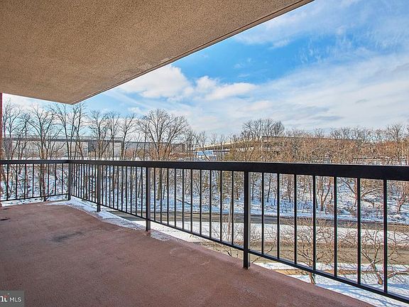 Huge Balcony with Tree Top views!