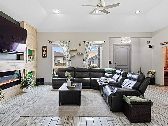 5th image of 818 Lenora Ave