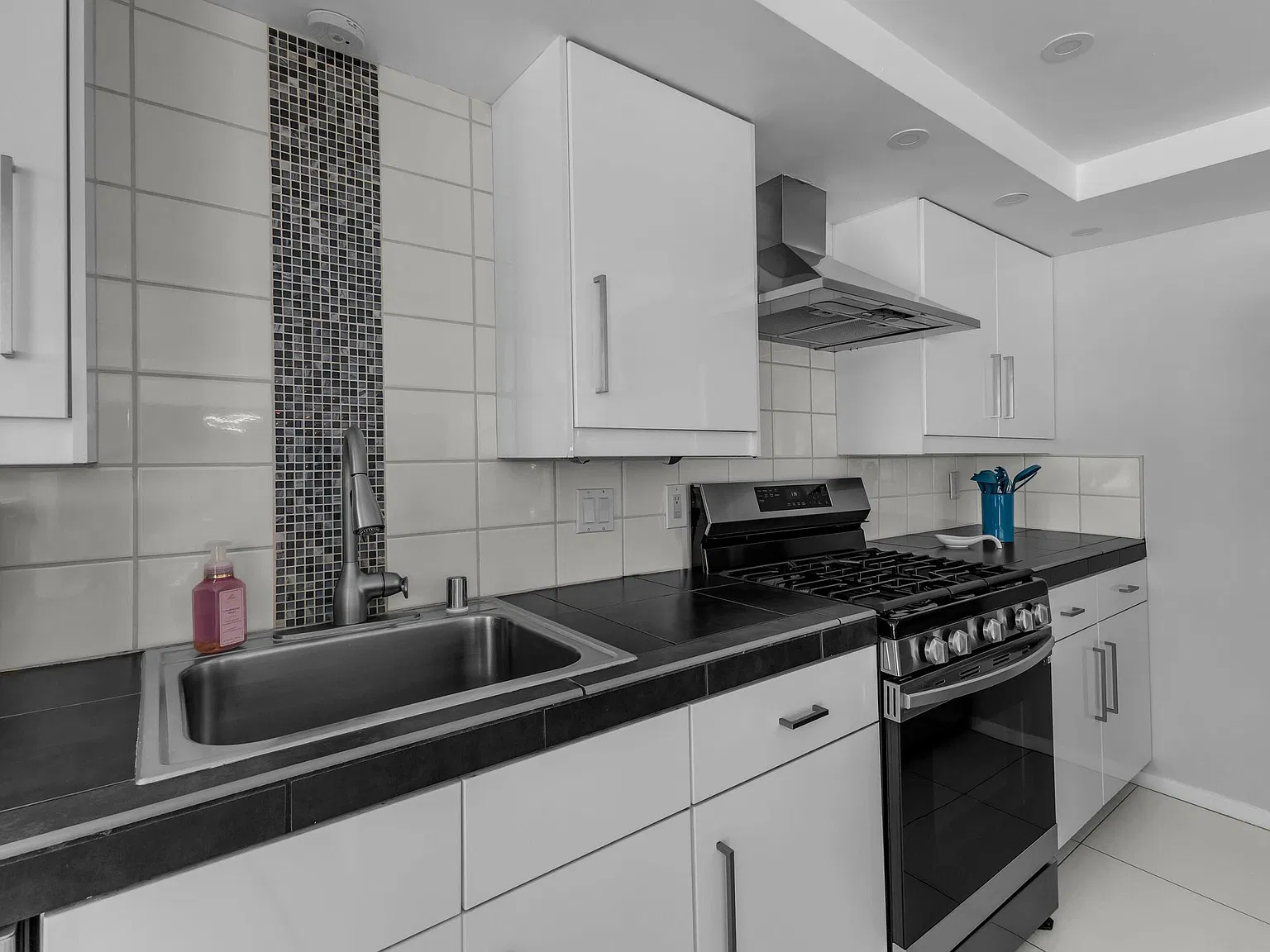 3 bed, 1718 sqft, $3,500 — Photo 3