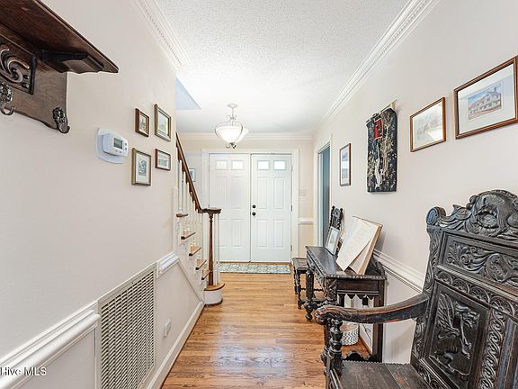 5th image of 302 Walnut Creek Drive