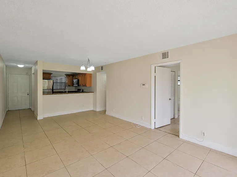 1440 Lake Crystal Dr #B — Photo 8