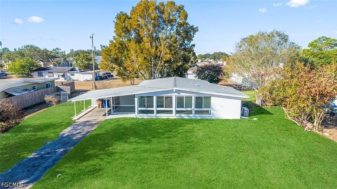 3 bed, 1.0 bath, 962 sqft, $1,800 — Photo 1