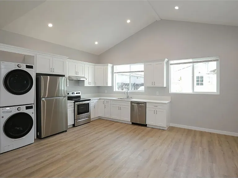 369 N Waverly St — Photo 4