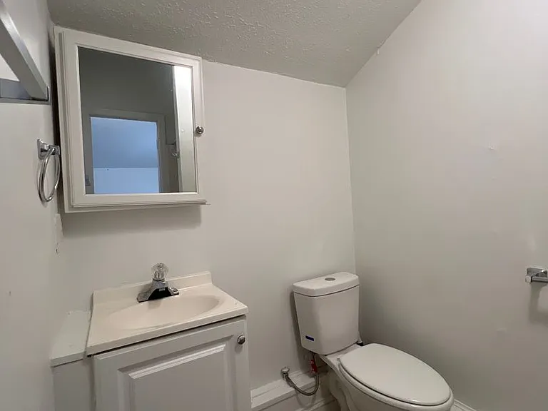142.5 N Russell St — Photo 15