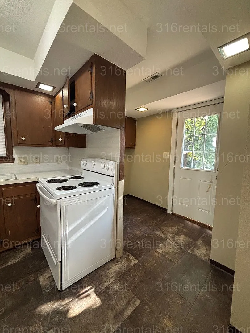 Two bed one bath available now! — Photo 2