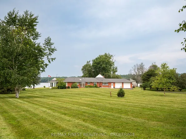 32 Howe Island Dr, Frontenac Islands, ON K7G 2V6