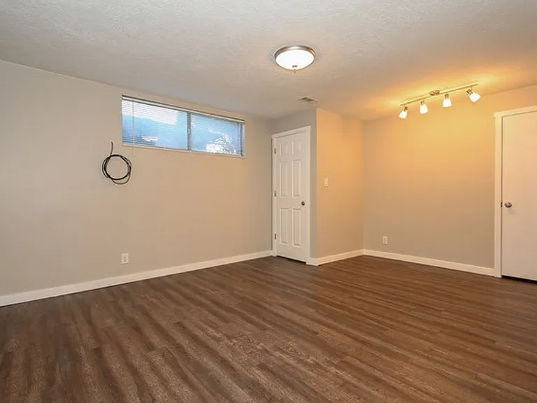 1911 W Bowling Ave #2 — Photo 8