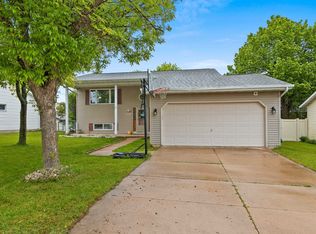 1330 Pinehurst Ln, Neenah, WI 54956