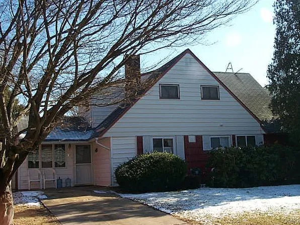 15 Ponder Lane, Levittown, NY 11756