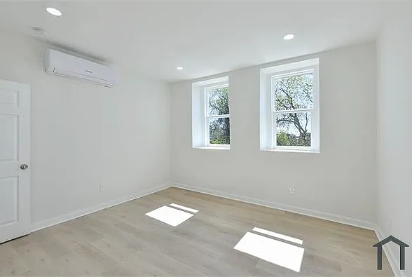 2330 Bryant Ave #4 — Photo 11