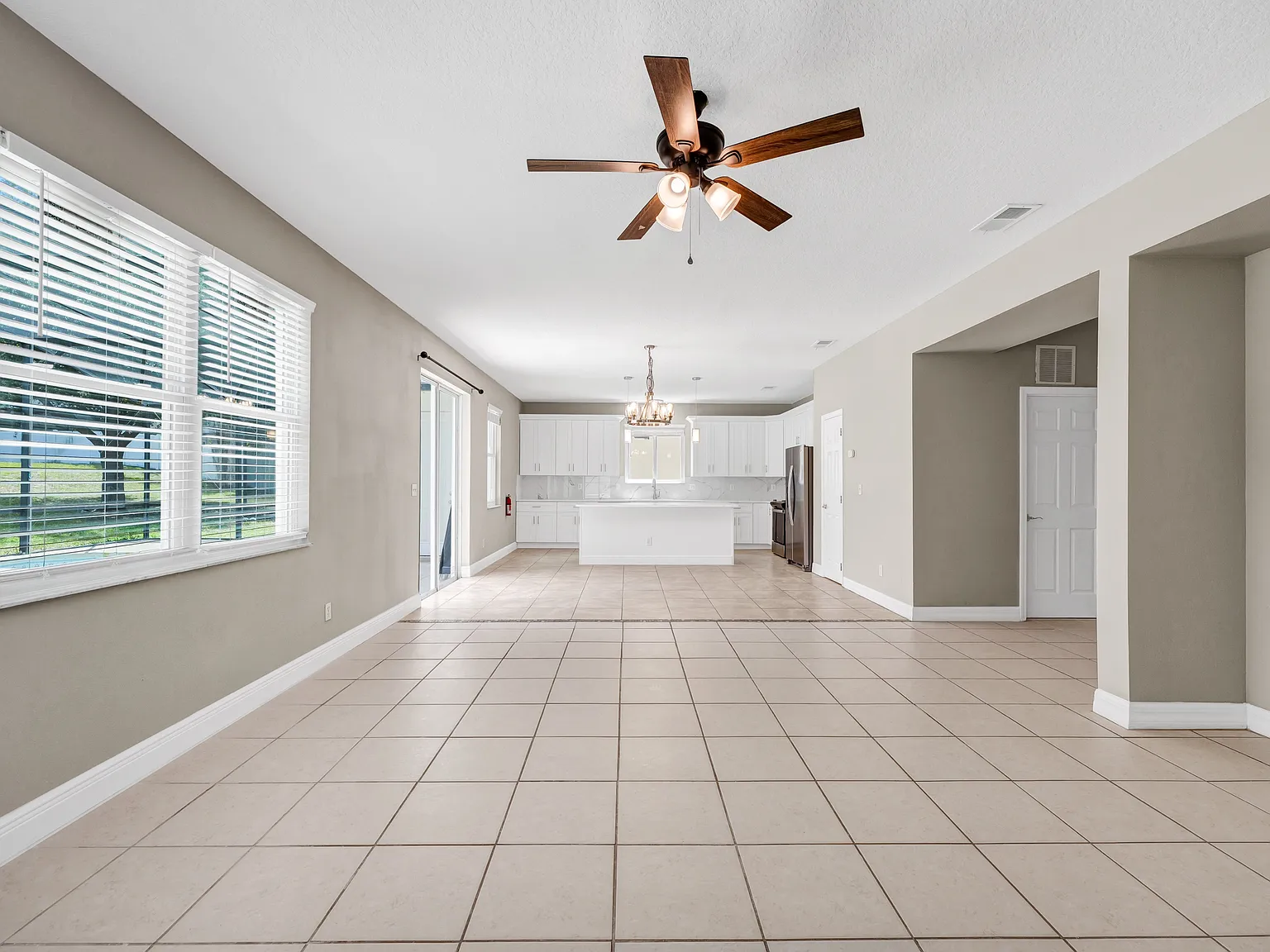 7 bed, 3396 sqft, $3,290 — Photo 4