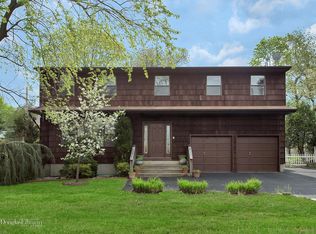 546D Plainview Rd, Plainview, NY 11803