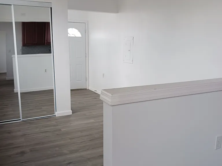 32 Bay Ave #4 — Photo 4
