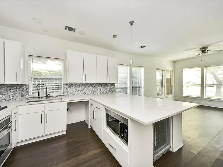 4720 McKinney St — Photo 8