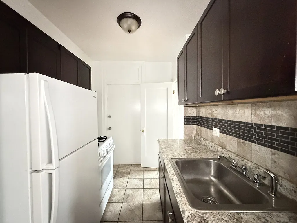 Appealing 1 Bed, 1 Bath at Estes + Glenwood (Rogers Park) — Photo 3