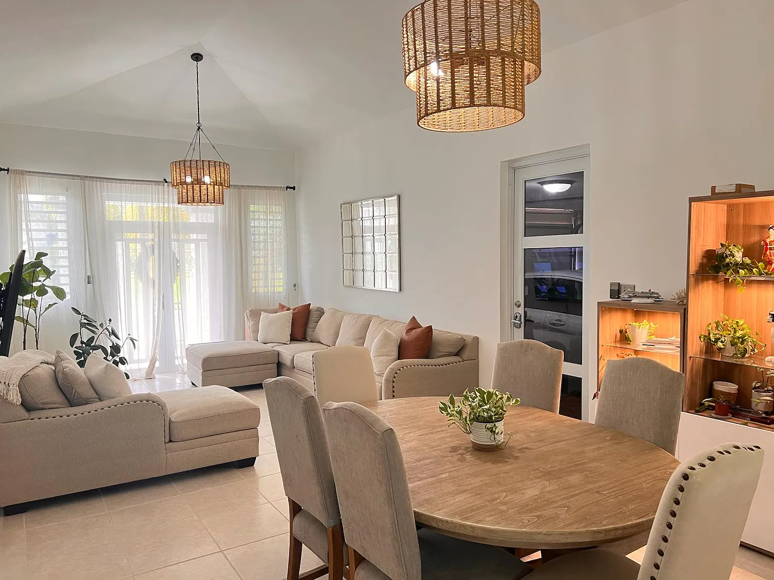 4 bed, 2.5 bath, 2300 sqft, $3,000 — Photo 3