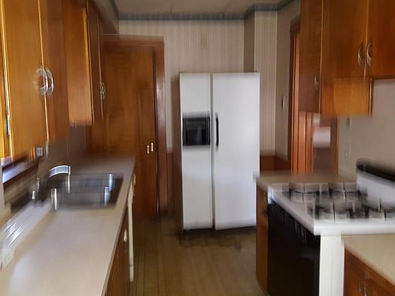 5th image of 883 E Boston Ave