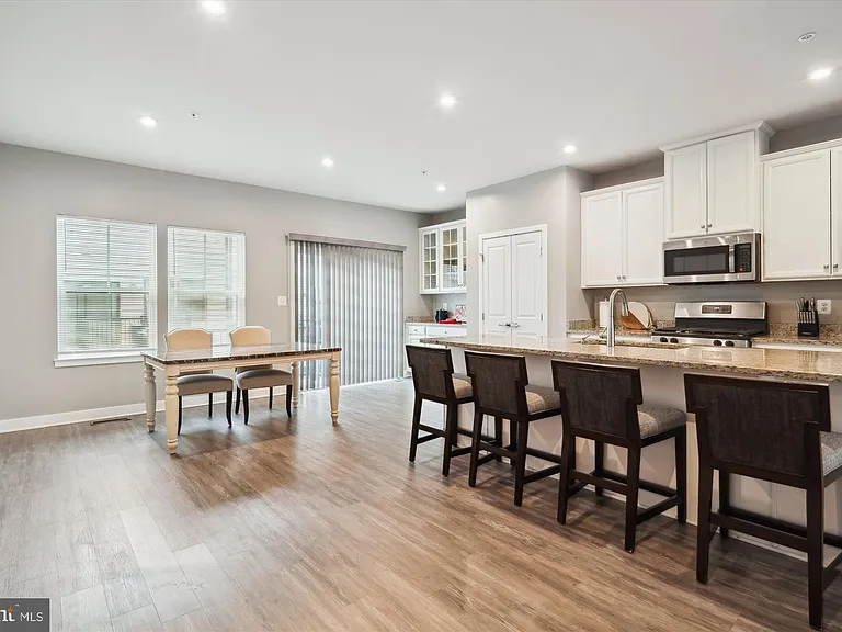 2824 Lewis Ave — Photo 6