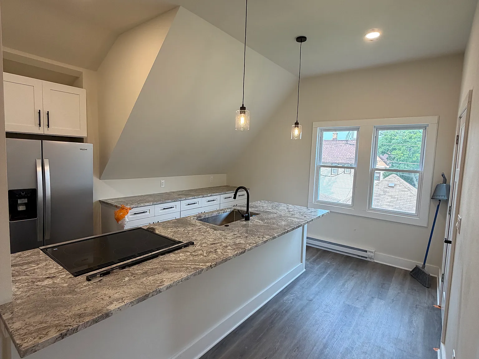 2 bed, 1000 sqft, $1,800 — Photo 2
