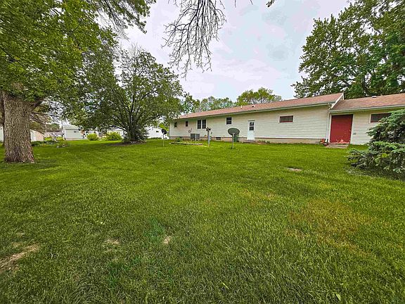 3rd image of 611 Railroad Ave