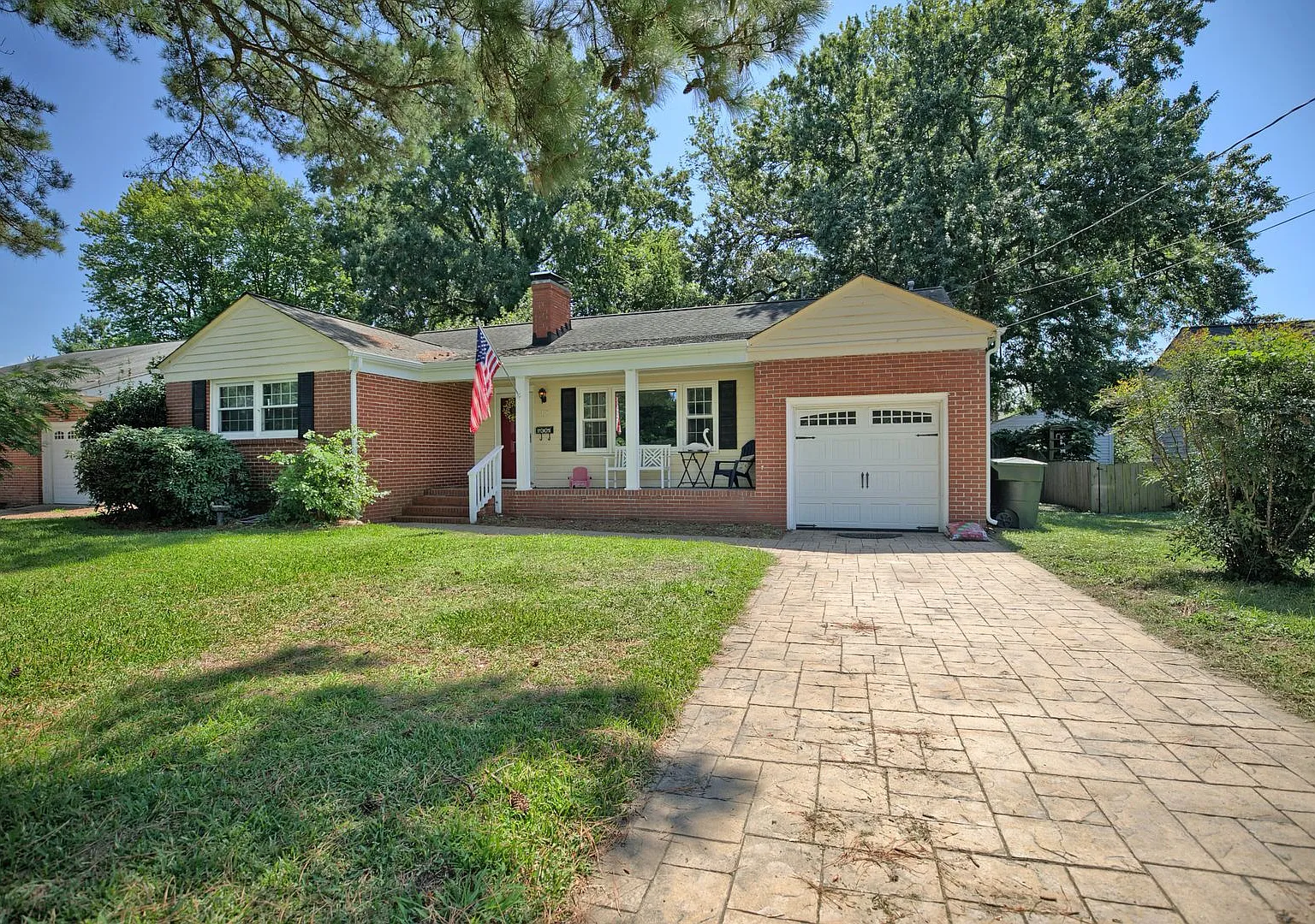 3 bed, 1.0 bath, 1213 sqft, $2,000 — Photo 1