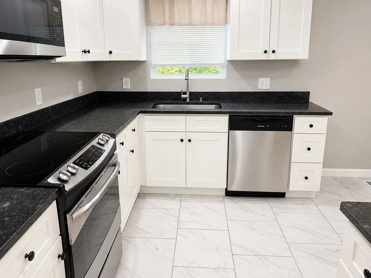 3 bed, 2.0 bath, 2037 sqft, $1,895 — Photo 2