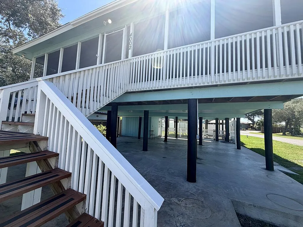 3 bed, 2.0 bath, 1216 sqft, $2,400 — Photo 3