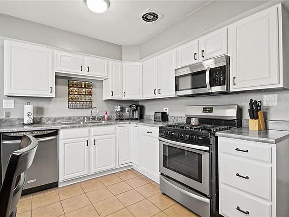 3rd image of 1828 Lealand Ave