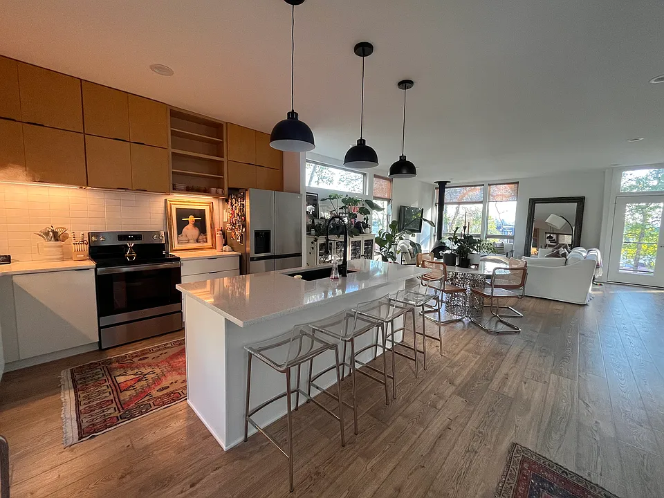 3069 Edwin Cir