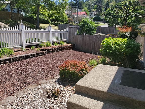 3rd image of 344 SE Ella St