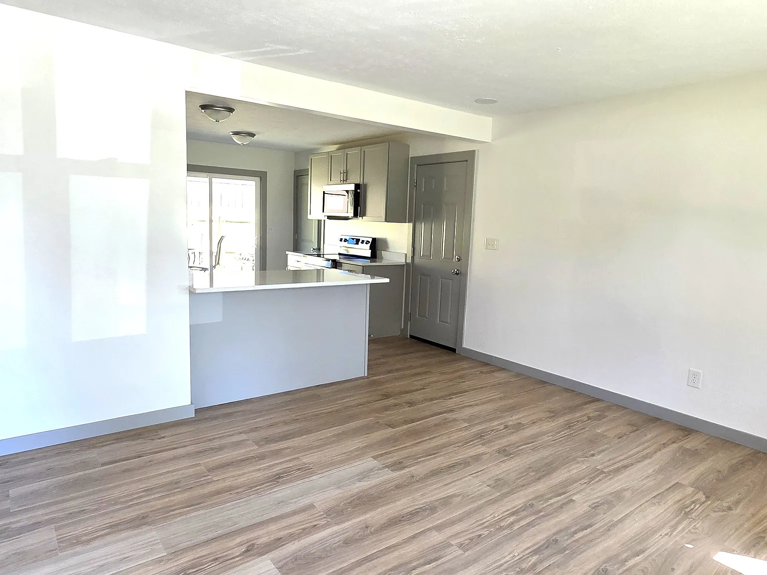 3 bed, 958 sqft, $1,900 — Photo 2