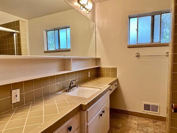 5th image of 951 Dennis Ave