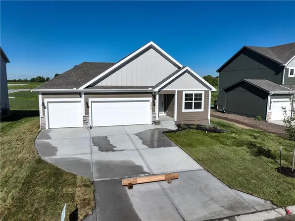 308 Woodview Dr, Raymore, MO 64083
