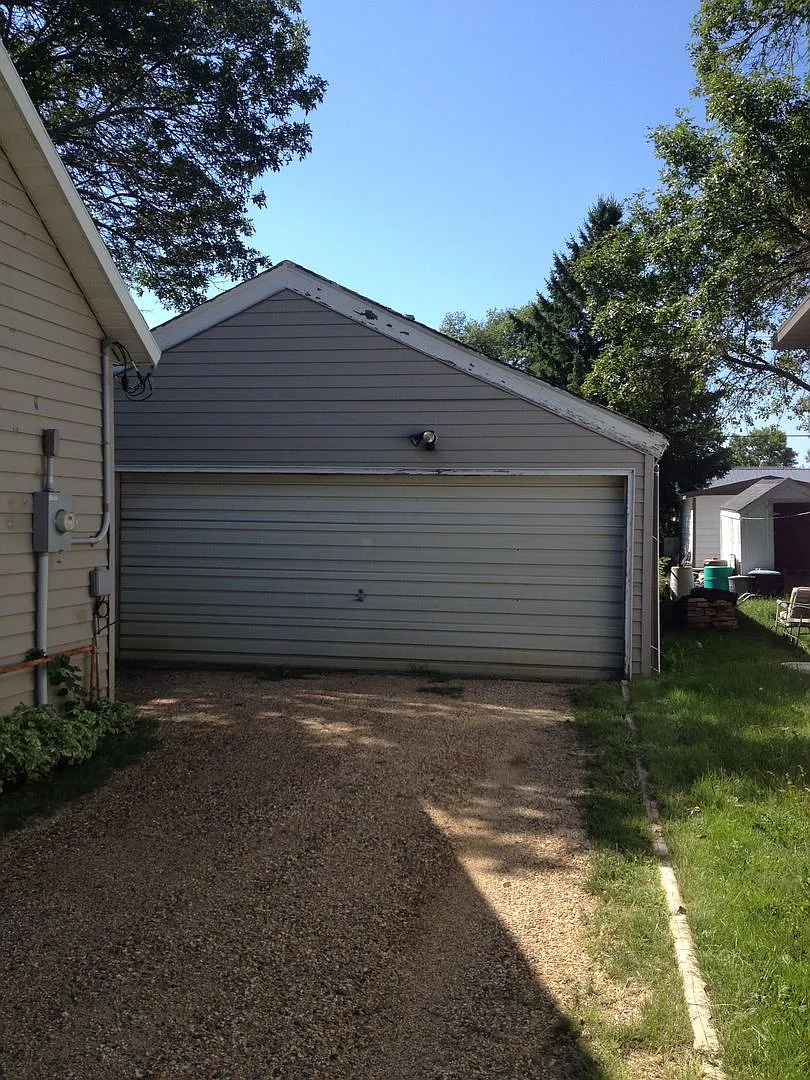 4 Bed 1 Bath + Double Stall Garage — Photo 2