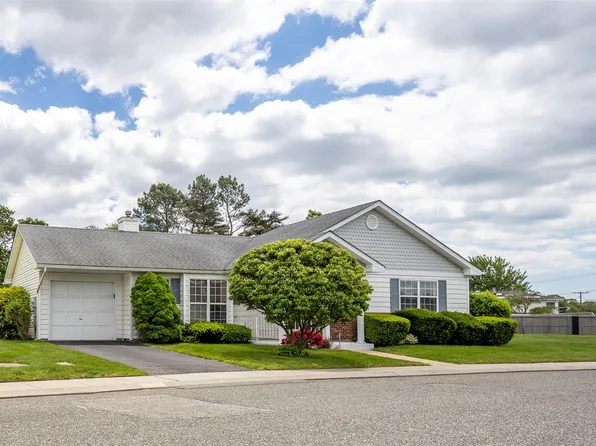 24 Pilar Lane, Oakdale, NY 11769