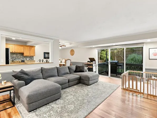 125 Van Zandt Ave APT 201, Newport, RI 02840