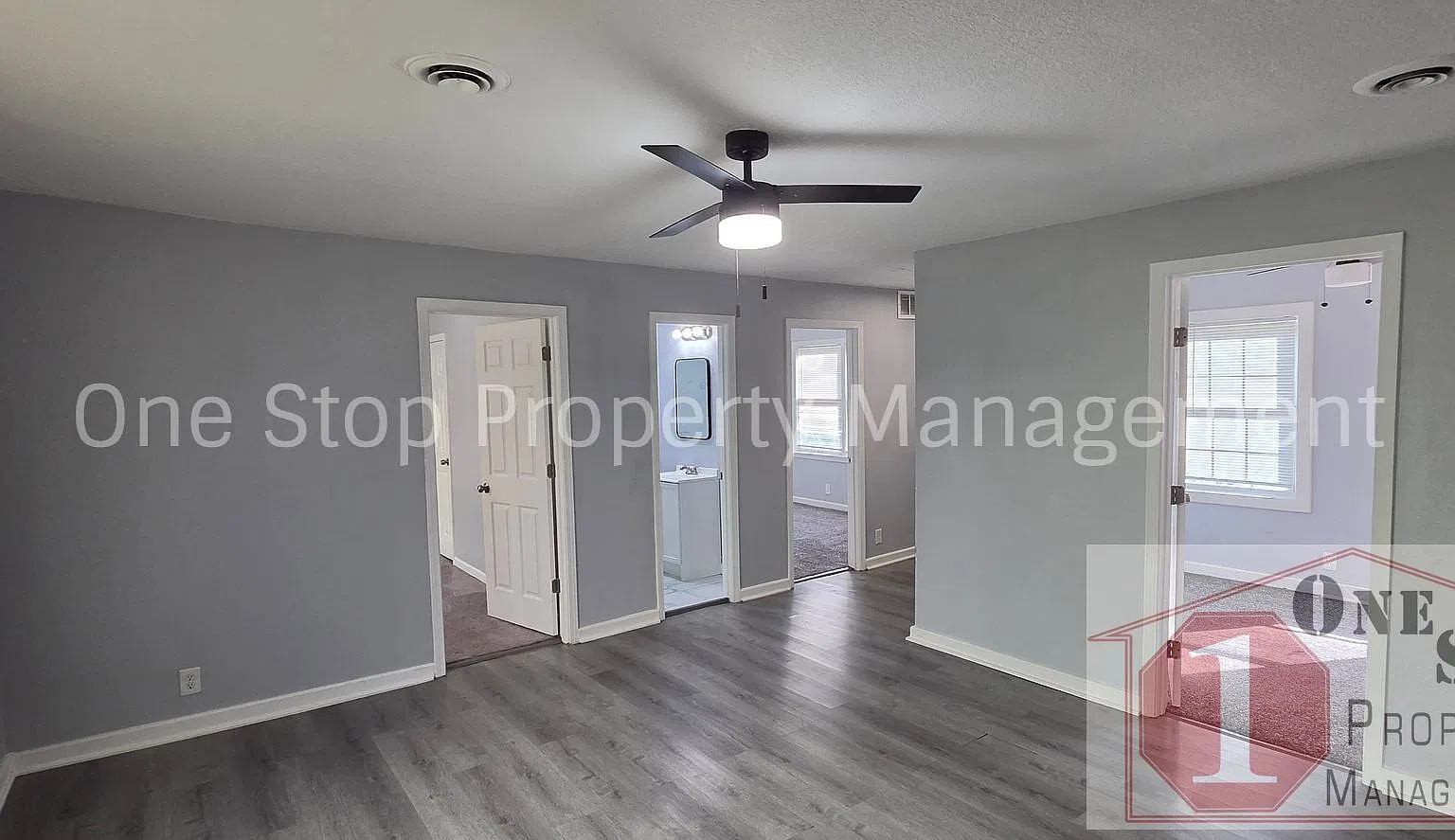 Beautiful 4 Bedroom 2 Bathroom Home in Kansas City! — Photo 4
