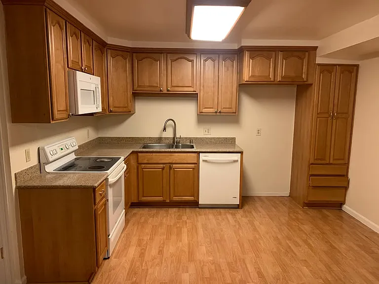 935 Harlequin Ct — Photo 4