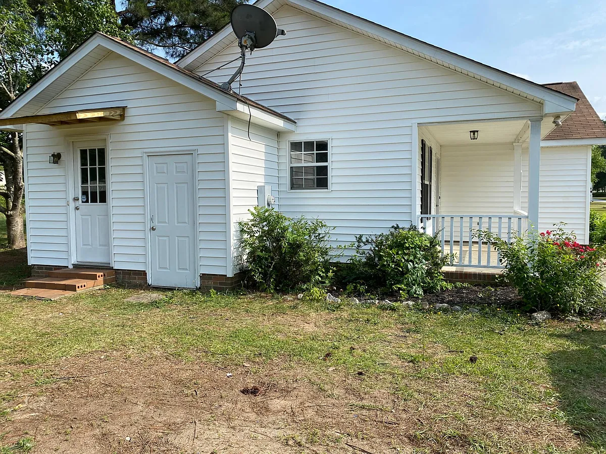 side view / entrance to mud&laundry / storage area - 18 Brentwood Dr