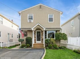 3920 Waverly Ave, Seaford, NY