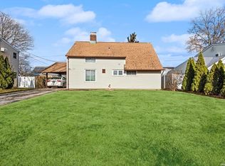 91 Spindle Rd, Hicksville, NY 11801