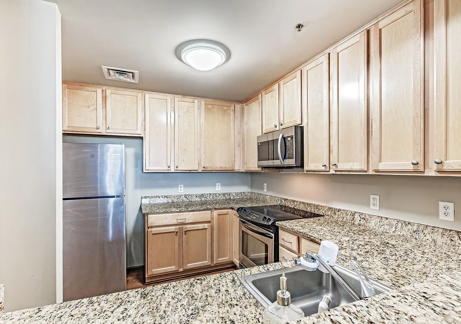 Christina Landing - 1 Bedroom, 1 Bath riverfront apartment home — Photo 3