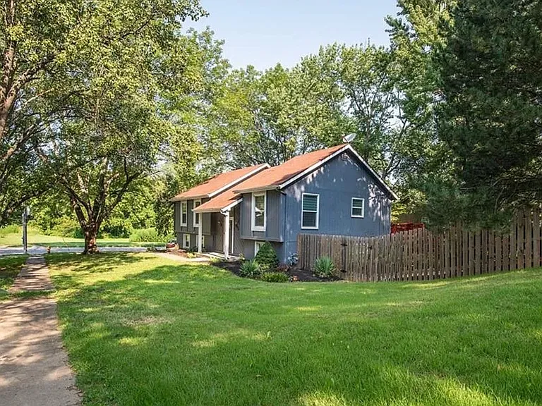 3040 Yellowstone Dr — Photo 4