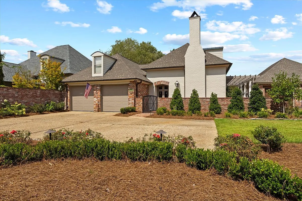 3 bed, 2.5 bath, 3383 sqft, $5,000 — Photo 2